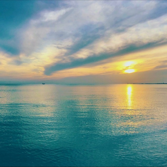 Meet your Poshers, City & Ocean Lovers - Picture 2 of 6